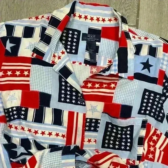Women’s Patriotic Button Up Top size Medium - Picture 3 of 3